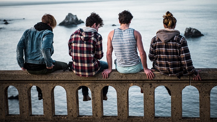 cuatro-amigos-mirando-el-mar