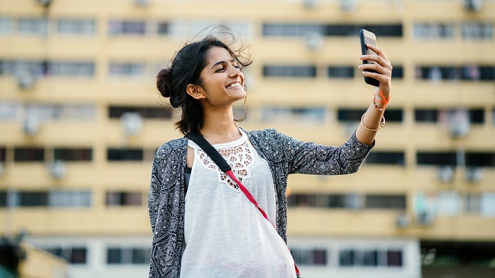 chica-haciendose-un-selfie