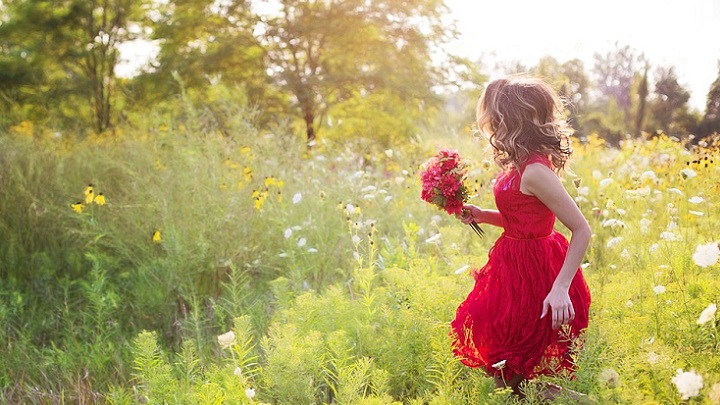 chica-de-vestido-rojo