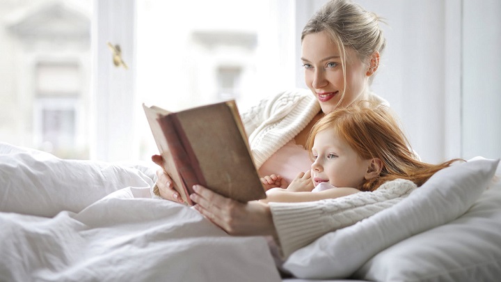 madre-e-hija-leyendo-un-cuento