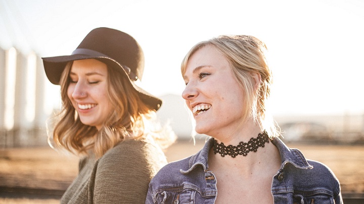 dos-chicas-sonriendo