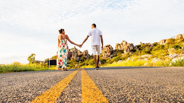 pareja-en-la-carretera