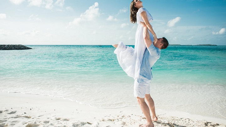 pareja-feliz-en-la-playa