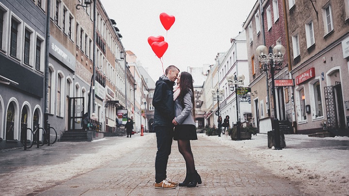 pareja-en-calle-peatonal