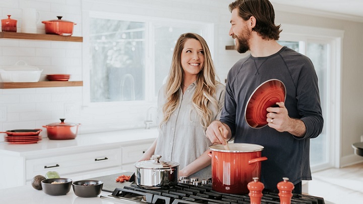 pareja-joven-en-la-cocina