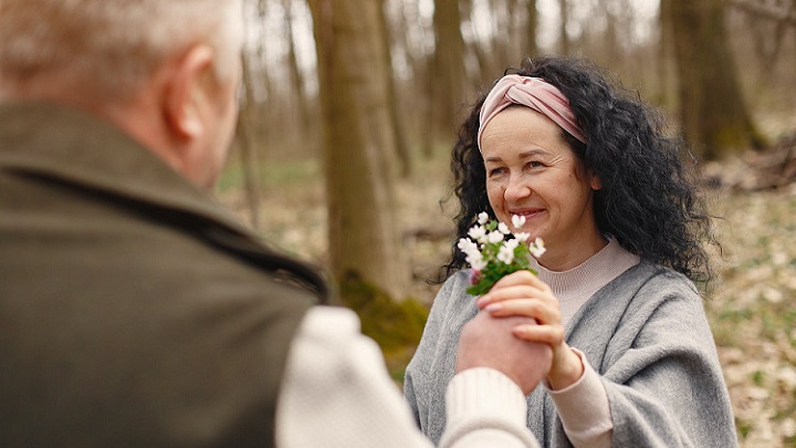 pareja-con-ramo-de-flores