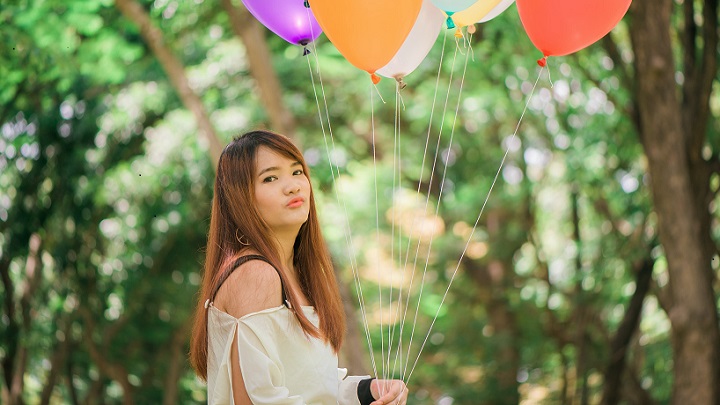 chica-con-globos-de-colores