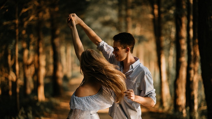 pareja-baila-en-el-bosque