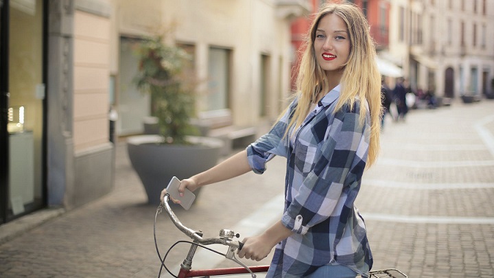 chica-con-bicicleta