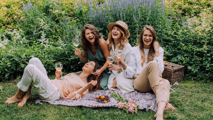 grupo-de-amigas-en-picnic