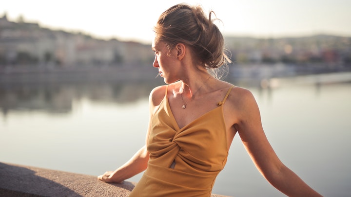 chica-con-vestido-amarillo