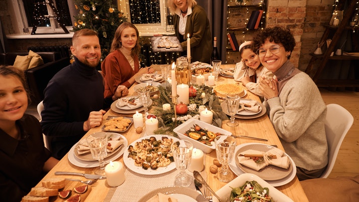 familia-en-mesa-de-navidad