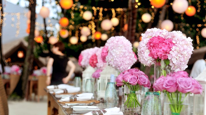 mesa-decorada-con-muchas-flores